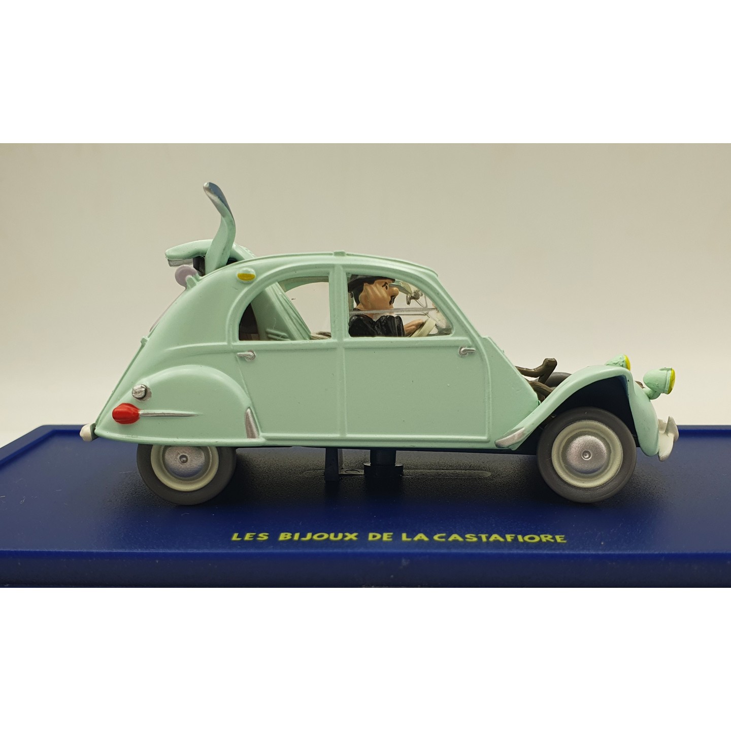TinTin ミニカー　1/43 Citroen Ami 6 Tintin Editions Atlas No. 14 Doctor's Citroën Ami 6 – The