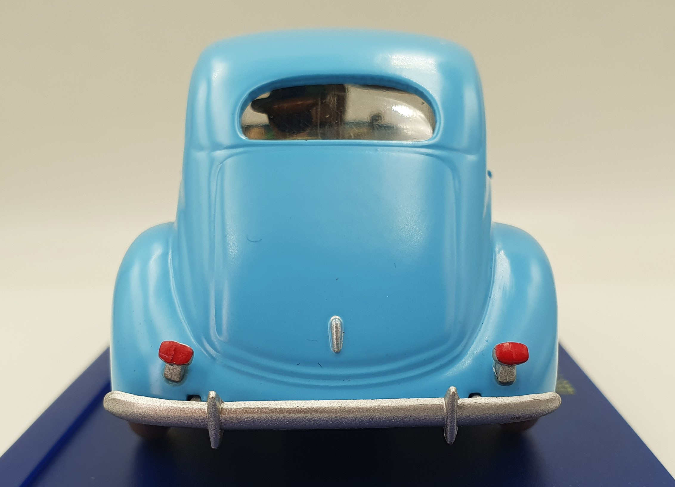 Tintin Editions Atlas No. 25 Blue Ford Taxi from The Seven Crystal